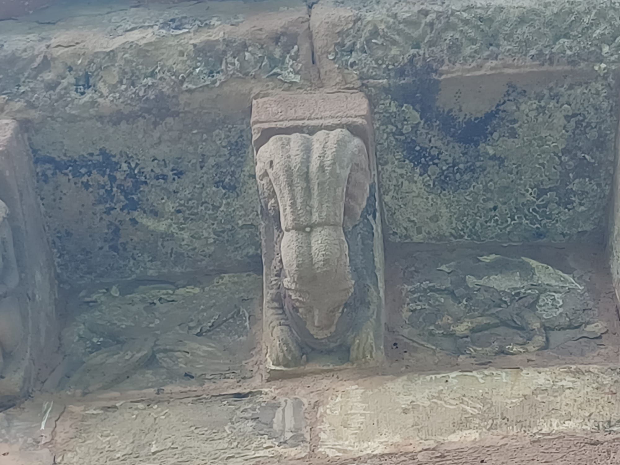 Monstruos, músicos o el hombre del tonel, así son los 24 canecillos del templo  de Aramil que representan la lucha entre el bien y el mal