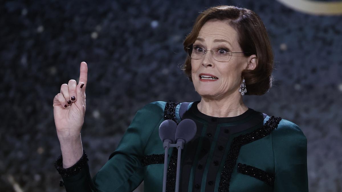 Sigourney Weaver recoge emocionada y hablando español el Goya Internacional