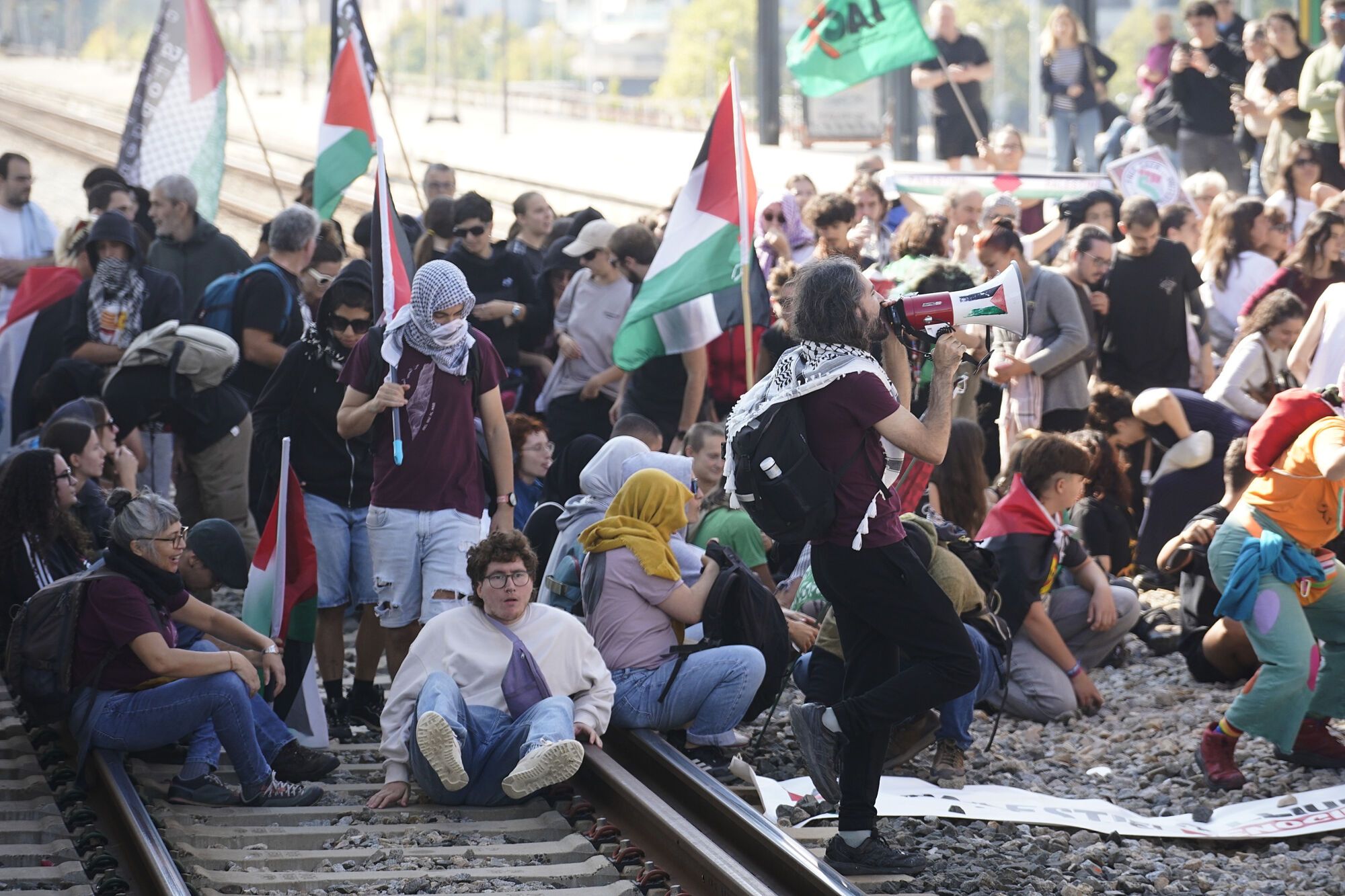 Girona estació tren convencional vies tallades manifestació propalestina intersindical