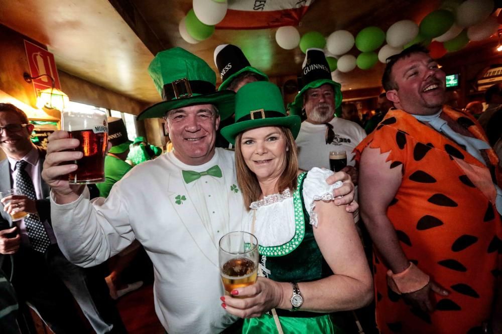 Las calles de la zona de pubs ingleses se tiñen de una marea verde que, como es tradición, conmemora esta fiesta irlandesa por todo lo alto