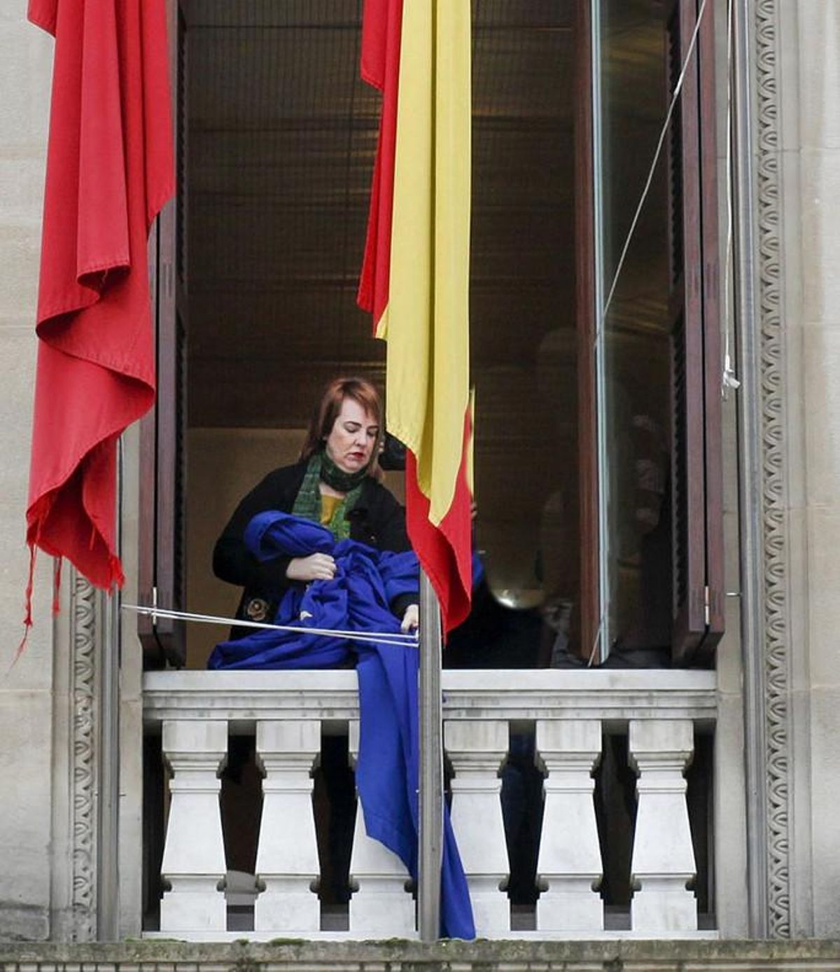 GRA142. PAMPLONA, 18/03/2016.- Fotografía facilitada por el Parlamento de Navarra del momento en el que la la presidenta de la Cámara foral, Ainhoa Aznárez, ha retirado la bandera de la Unión Europea de su lugar oficial en la sede de las cortes regionales, en tanto y cuanto no haya un expreso rechazo por parte de la Unión a la propuesta realizada por el estado turco en relación con las personas refugiadas, en cumplimiento del acuerdo adoptado por la Mesa de Portavoces, en una sesión convocada con carácter de urgencia. EFE/ GRA142. PAMPLONA, 18/03/2016.- Fotografía facilitada por el Parlamento de Navarra del momento en el que la la presidenta de la Cámara foral, Ainhoa Aznárez, ha retirado la bandera de la Unión Europea de su lugar oficial en la sede de las cortes regionales, en tanto y cuanto no haya un expreso rechazo por parte de la Unión a la propuesta realizada por el estado turco en relación con las personas refugiadas, en cumplimiento del acuerdo adoptado por la Mesa de Portavoces, en una sesión convocada con carácter de urgencia. EFE/