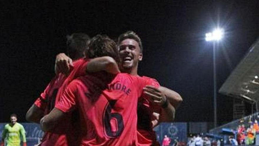 La piña de jugadores celebrando el gol de Corredera cerca del final.