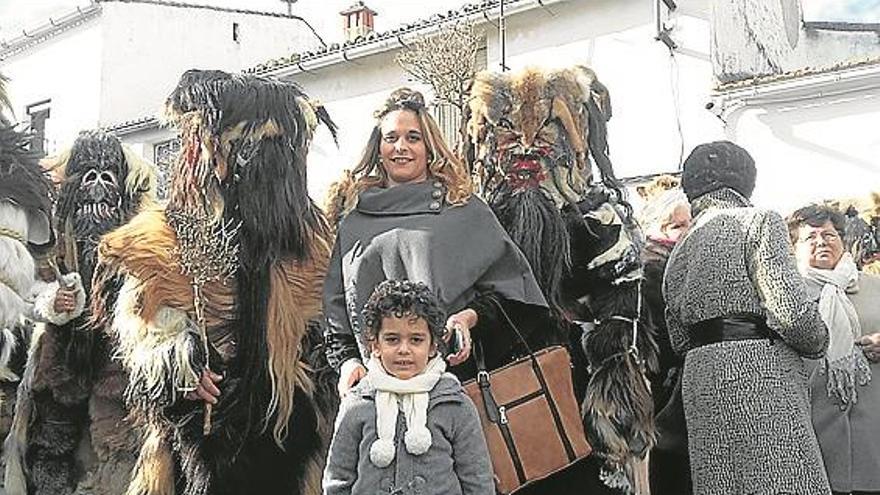 Las Carantoñas salen a la calle y rinden honores a San Sebastián