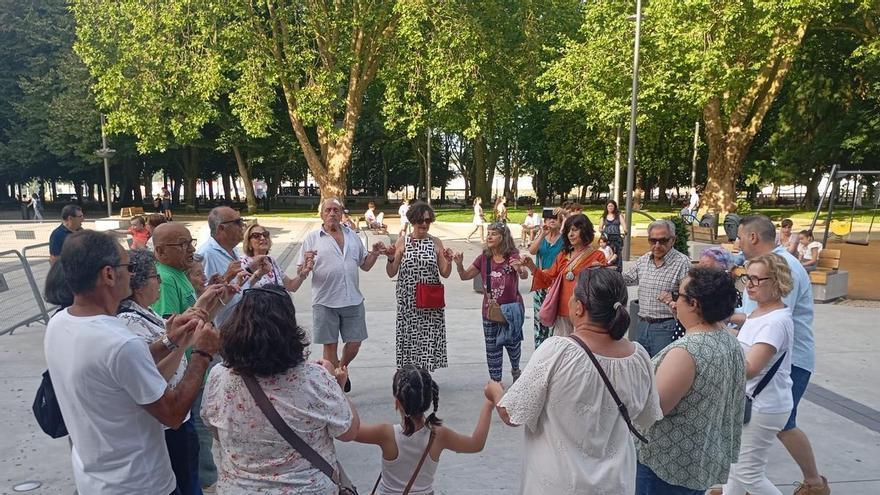 Video: la foguera de San Juan se calienta con clases de danza prima en Avilés