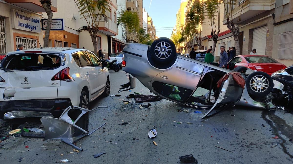 Tres heridos leves, siete coches con daños y una terraza destrozada en un aparatoso accidente en la calle Caballero de Rodas, en el centro de Torrevieja