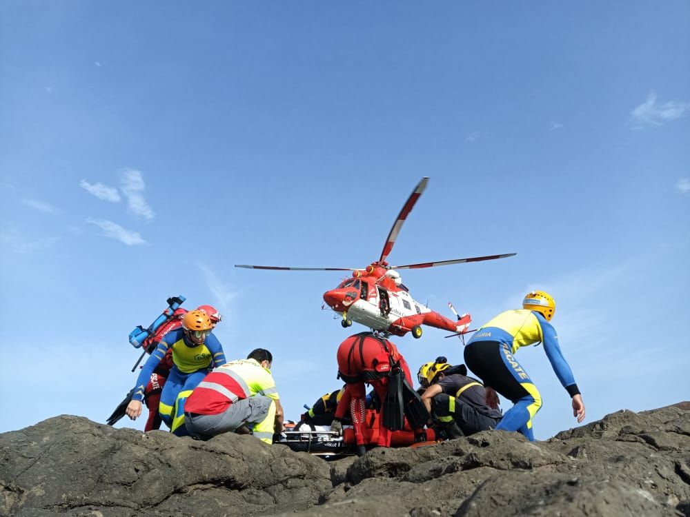 Evacuación de un hombre en Playa de Vargas