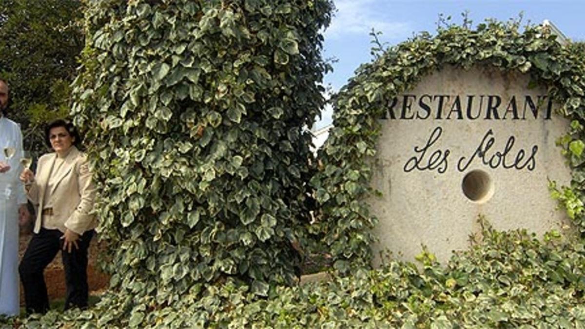 Jeroni Castell y Carme Sauch, en la entrada del restaurante Les Moles. JOAN REVILLAS