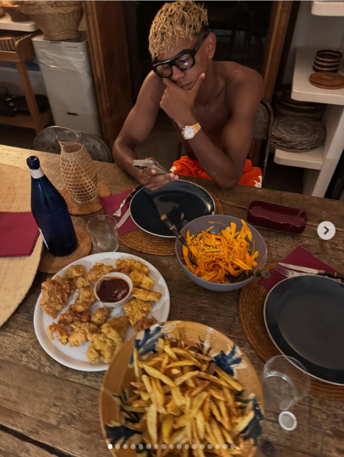 Lamine Yamal se relaja durante sus vacaciones comienndo de tapas en un chiringuito