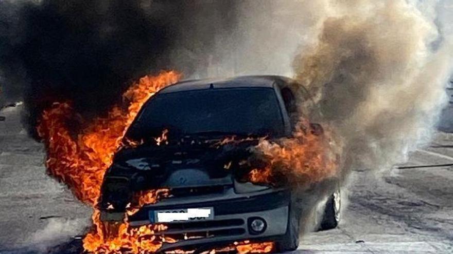 Un coche se convierte en una bola de fuego en la carretera de Vila-real a Onda
