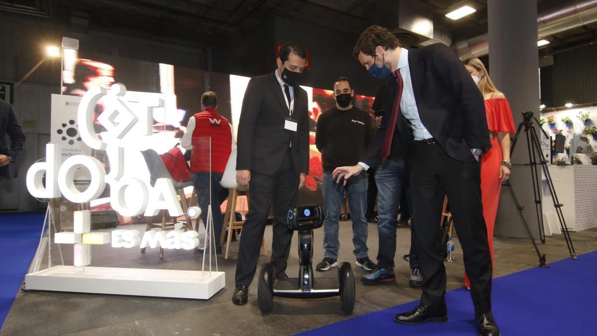 José María Bellido y Pablo Casado observan uno de los robots de Paythunder.