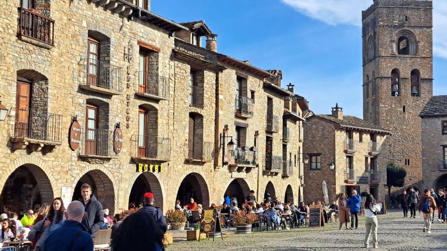 La plaza mayor de Aínsa, hasta los topes durante el puente de la Constitución del año pasado.  | EL PERIÓDICO