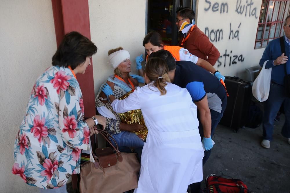 El maquinista, el interventor, un turista norteamericano y un joven vigués, fallecidos. Los servicios de emergencias atendieron a los heridos en el andén y la cafetería de la estación.