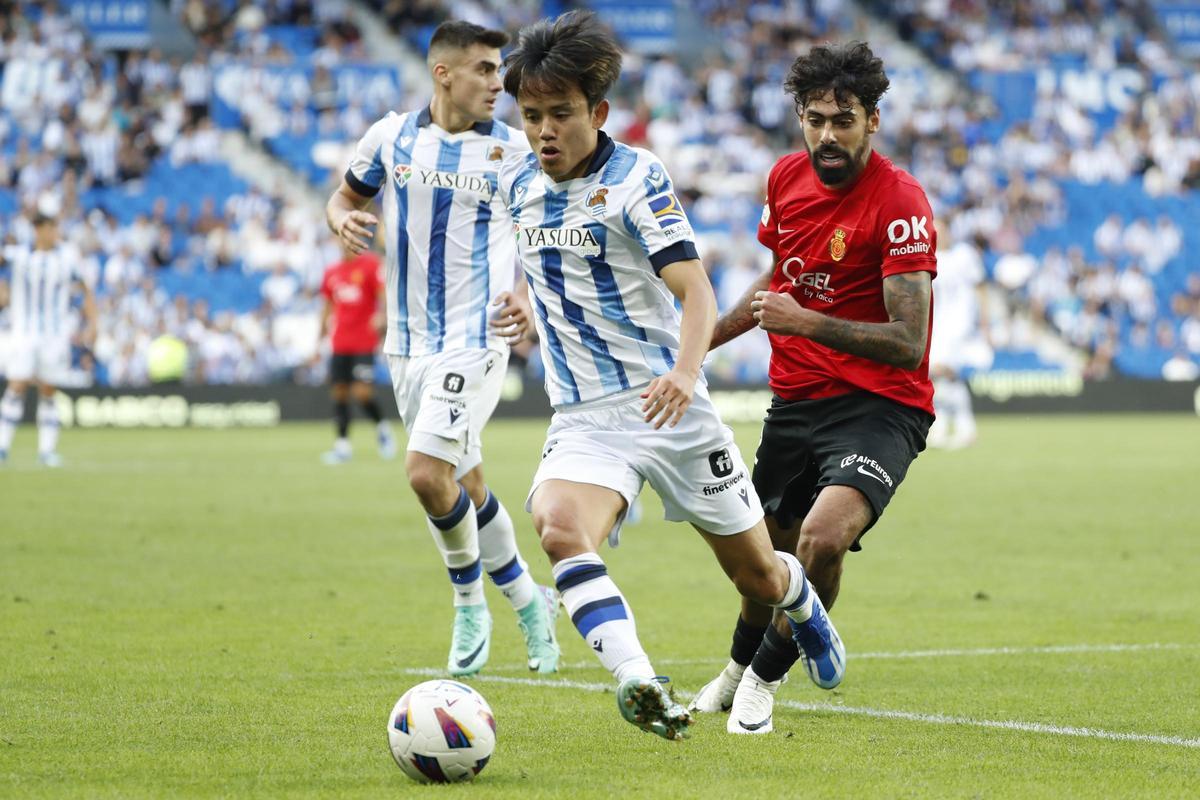 Samú Costa intenta arrebatar el balón a Kubo.