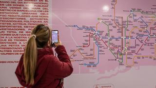 Barcelona renombra simbólicamente 153 estaciones de metro en homenaje a mujeres por el 8-M