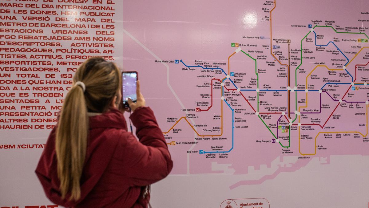 'Barcelona, una ciutat de dones': el metro también celebra el 8-M