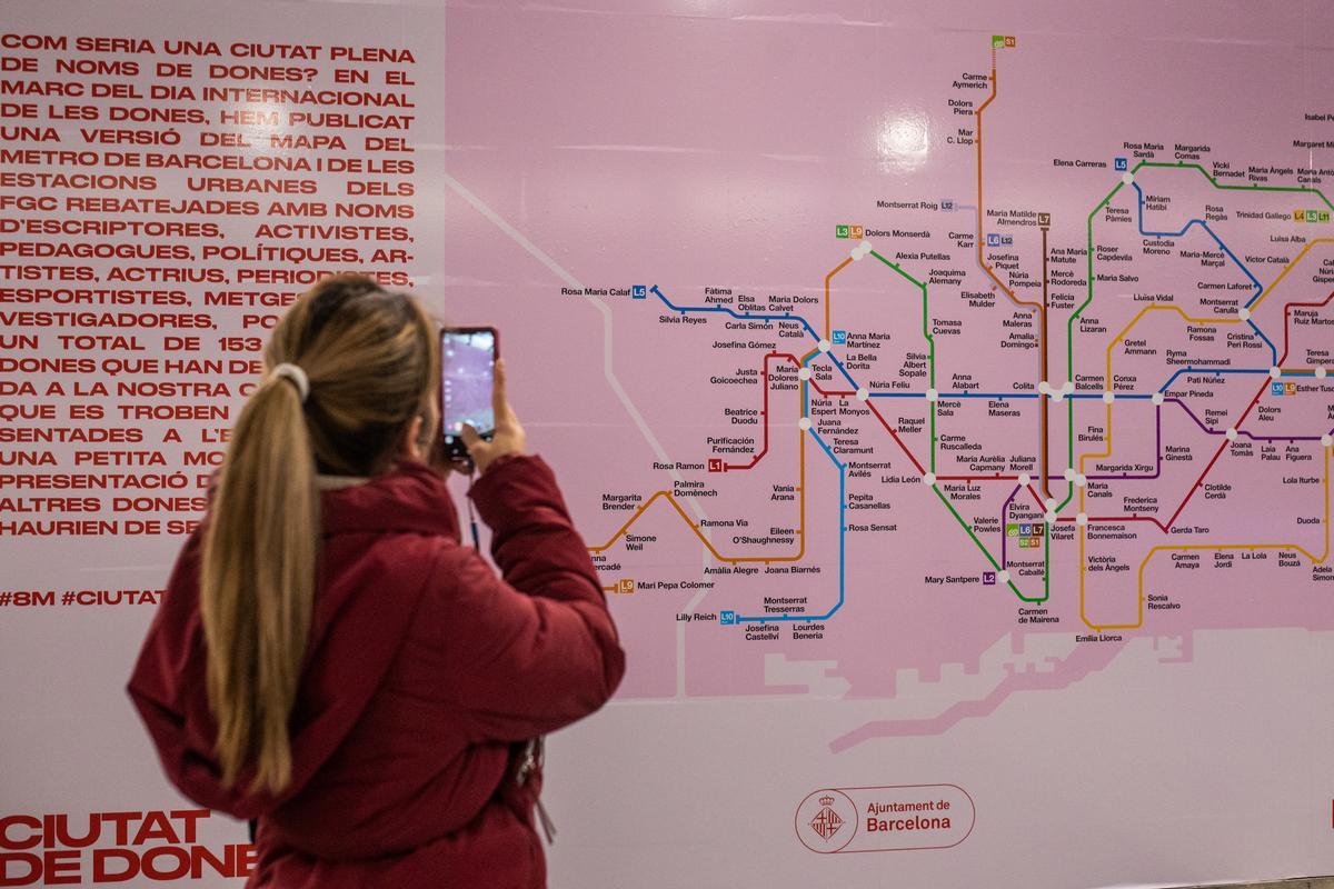 Barcelona renombra simbólicamente 153 estaciones de metro en homenaje a  mujeres por el 8-M - El Periódico