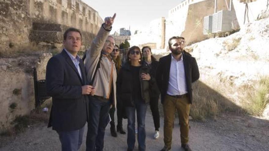 El alcalde, el arquitecto del castillo, Amoraga y los ediles de Patrimonio, Urbanismo y Turismo, ayer.