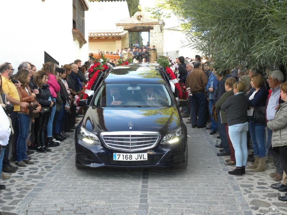 Unas 2.000 personas han abarrotado la iglesia de El Borge para despedir a su alcalde, cuyo féretro ha recorrido las calles del pueblo a hombros de sus vecinos