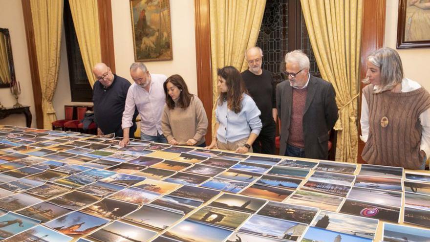 El Ayuntamiento y fotoperiodistas eligen las imágenes del calendario municipal de 2023