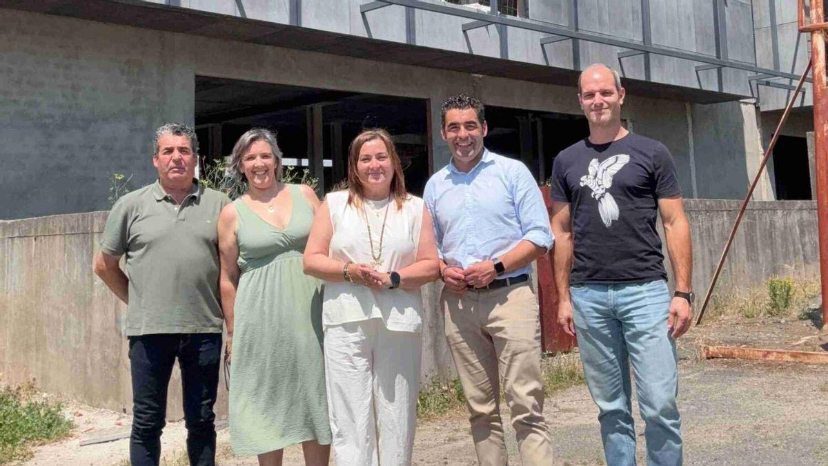 La portavoz del PP Cati Somoza junto a otros ediles ante la futura ubicación del PAI de Rodeiro.
