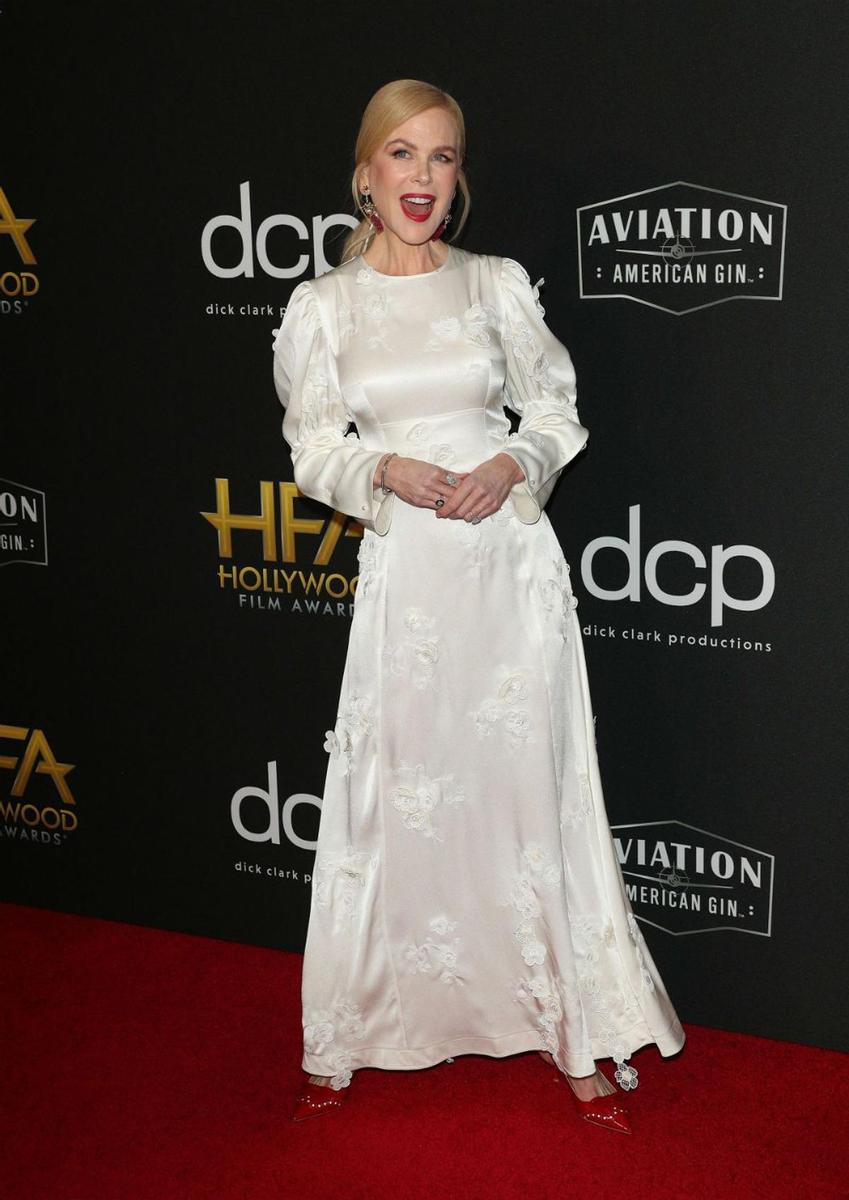 Nicole Kidman con vestido blanco de Loewe