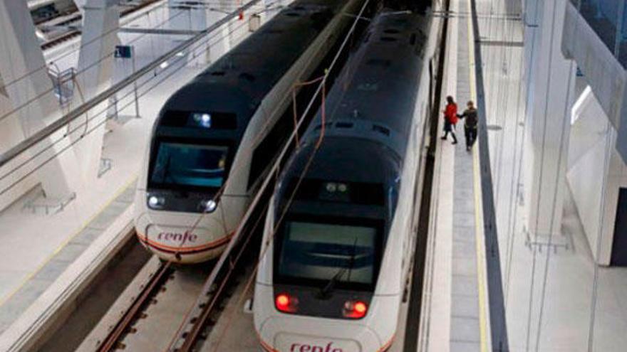 Dos trenes del Eje Atlántico en la estación en Vigo.