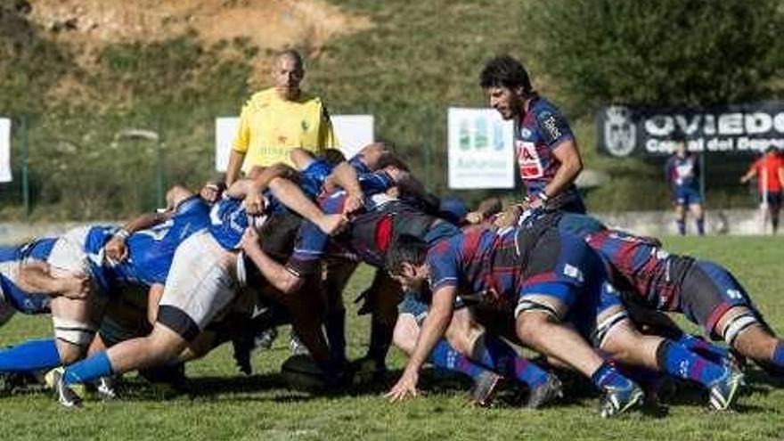 Una melé en el Oviedo-Eibar.