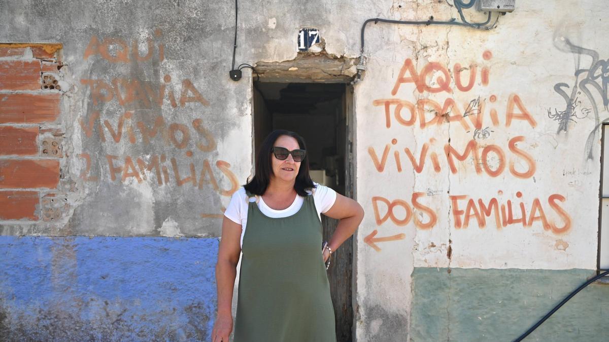 Joaquina García permanece con su familia en el Alto de Fuente Fría pese al avance de los derribos.