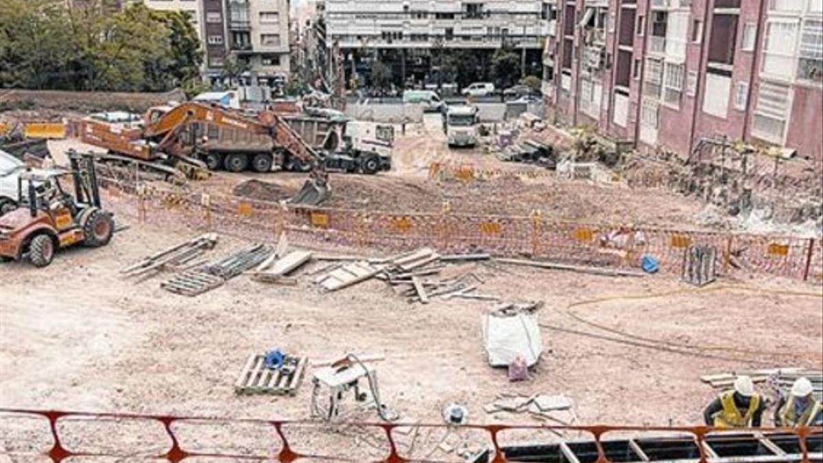 Obras de construcción de un aparcamiento en Menéndez Pelayo.