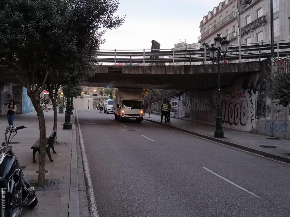 Un camión de alquiler se atasca bajo el puente de Alfonso XIII