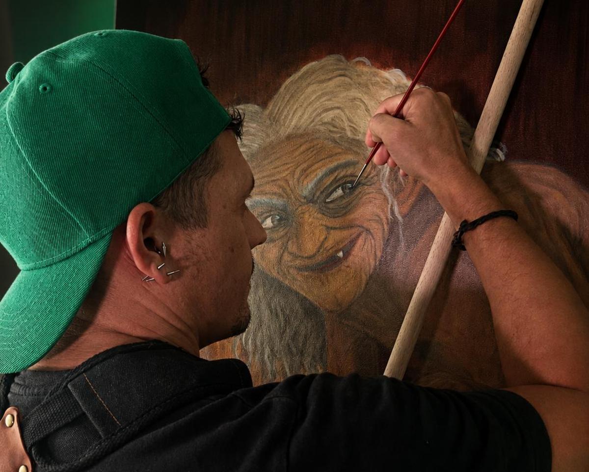 Luis Tena pintando uno de los cuadros de 'Umbra Extremeña'