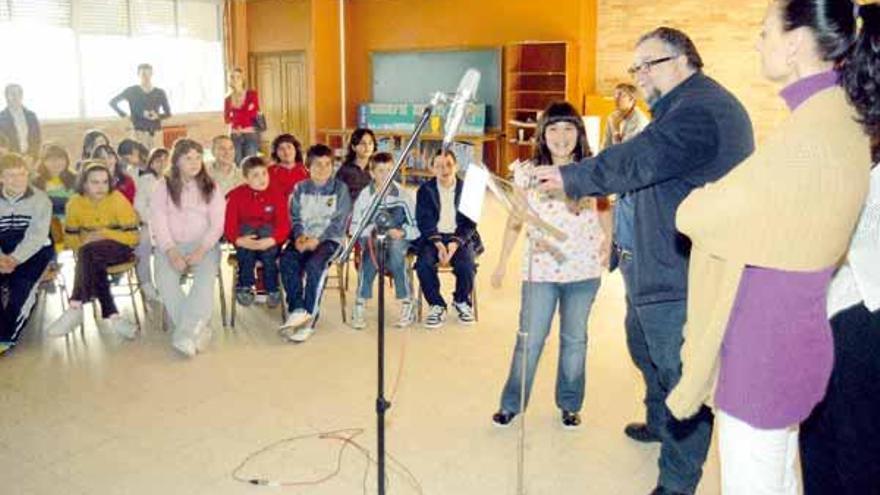 Tacho González con los alumnos del colegio de Castrelo.