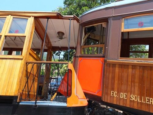 Sóller-Straßenbahn stößt mit Auto zusammen