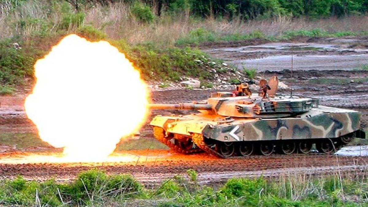 Un tanc sud-coreà K1 dispara durant un exercici de preparació davant un possible atac de Corea del Nord.