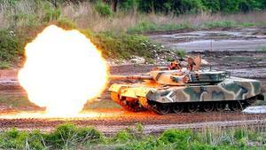 Un tanc sud-coreà K1 dispara durant un exercici de preparació davant un possible atac de Corea del Nord.