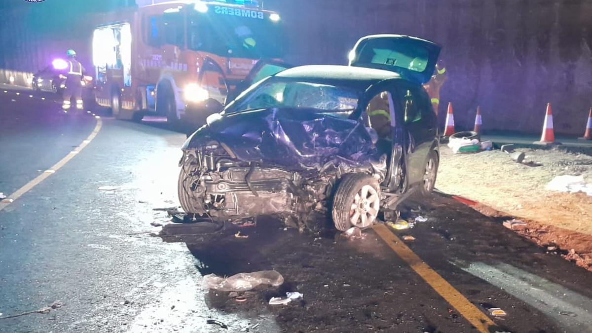 Estado en que quedó uno de los coches del accidente de Manises esta pasada madrugada en la N-220.