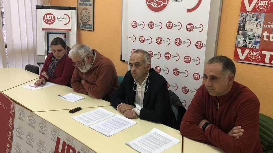 Cristina Menéndez, Juan José Blanco, Nacho Vázquez y Cristian Batalla, en la sede de UGT de Llanes, ayer.