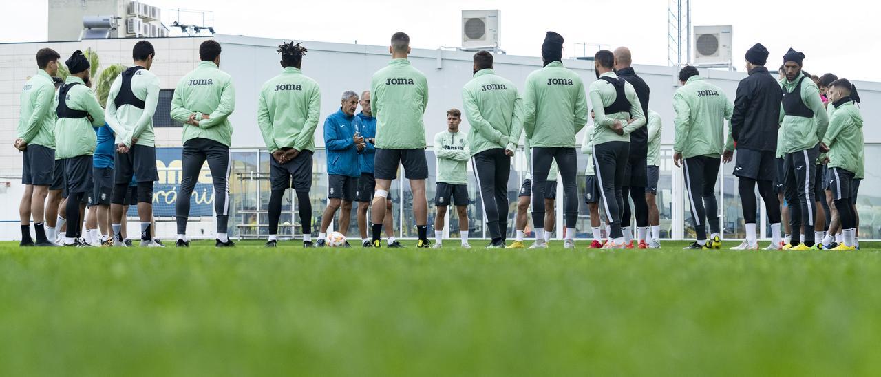 Quique Setién se dirige a sus jugadores en el entrenamiento previo al Santa Amalia-Villarreal.