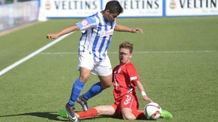 Imagen de una jugada del encuentro entre Atlético Baleares y Eldense.