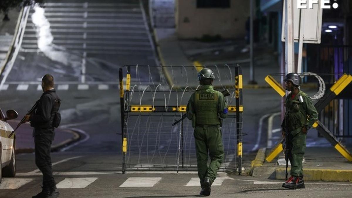 Militares custodian el palacio presidencial de Miraflores, en Caracas