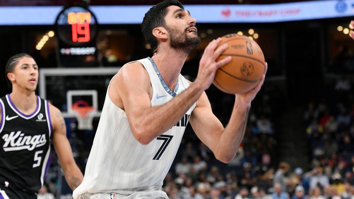 Santi Aldama durante la primera parte del partido contra Sacramento Kings.