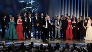 El elenco y el equipo de Succession, tras ganar el premio a Mejor Serie de Drama.