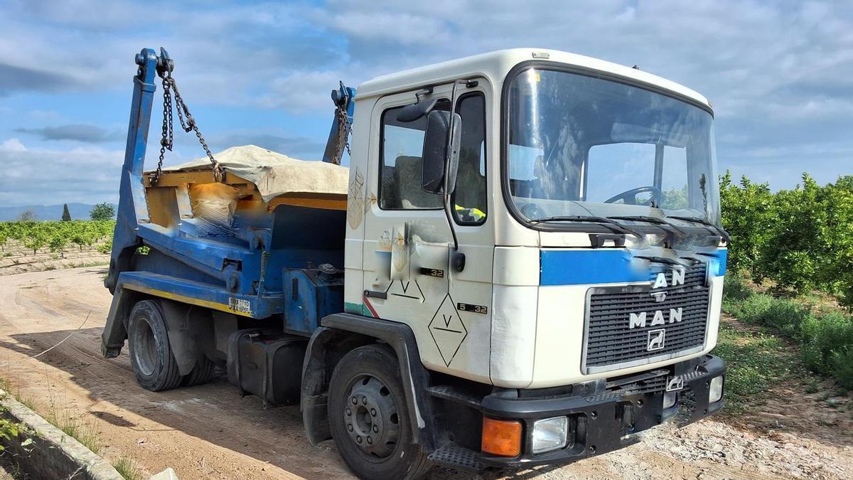 La Policía Local ha interceptado el camión que ha descargado material de derribo junto al Xúquer.
