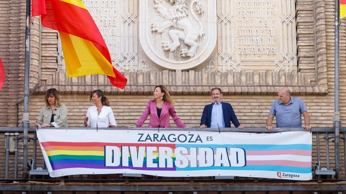 Ranera, Orós, Chueca, Lorén y Domínguez, este viernes colocando la pancarta en el balcón del ayuntamiento.