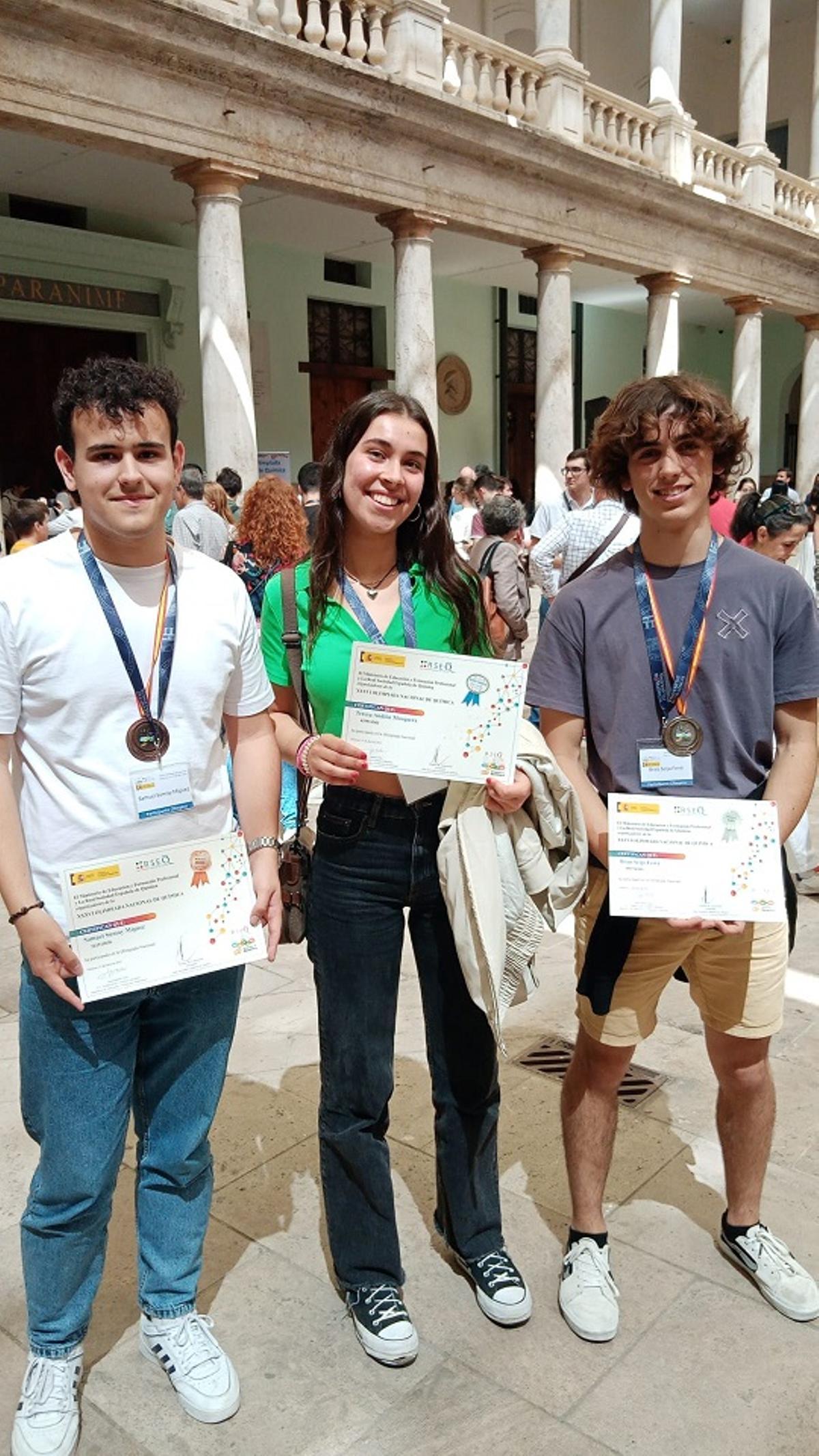 Samuel, Teresa y Brais, tras su destacada participación en la XXXVI Olimpiada Española de Química.