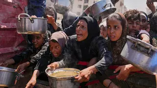 Colas interminables en Gaza por un plato de comida
