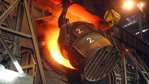 Convertidor de la acería de ArcelorMittal en Gijón, que será sustituida por otra eléctrica e híbrida.