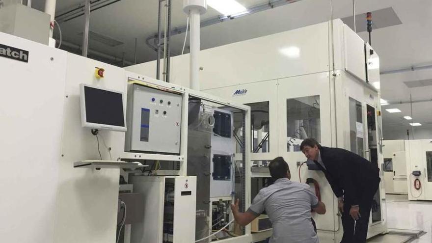 Técnicos revisan el estado de conservación de una de las máquinas utilizadas para la fabricación. Foto