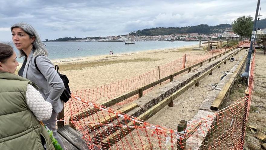 La alcaldesa en funciones, Victoria Portas, ayer en el paseo de madera de la playa de Rodeira.   | // G.N.