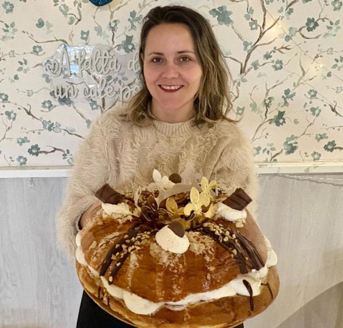 Gadea Fernández, con su roscón con crema Kínder, en La Felguera.
